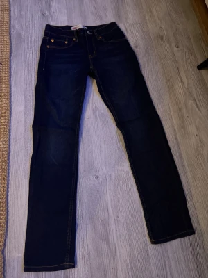 Mörkblå raka jeans - Snygga mörkblå jeans med raka ben och klassisk femficksdesign. Jeansen har kontrastsömmar och normal midja. Perfekta för en stilren och enkel look. Materialet är denim i bomull med lite stretch för extra komfort. Dom är helt nya 