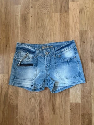 Jättesnygga unika jeans shorts!! - De är i toppen skick tyvärr för stora för mig dock, tveka inte vid frågor!💕