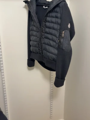 Moncler cardigan - Schysst moncler cardigan i bra skick. Den e äkta och inga skador.