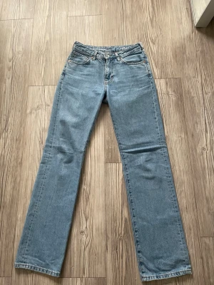 Blå raka jeans från carlings  - Säljer ett par klassiska blå raka jeans från carlings. Jeansen är i fint skick och endast använda några gånger💕