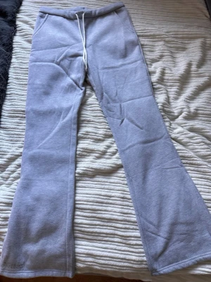 Lågminjade byxor  - Oanvända Nitted byxor i mycket bra skick🩷