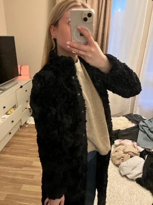 Lång jacka  - Fin jacka med knappar och band i midjan. Den har gått sönder i innertaket i nacken de sista bild. Men inget man ser när man bär jackan 