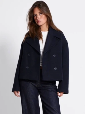 Mörkblå kappa - Snygg mörkblå kappa med dubbelknäppning och breda slag. Modellen är boxig och kortare, med fyra knappar framtill och långa ärmar. Perfekt att matcha med jeans för en cool look. Materialet ser ut att vara ett kraftigt tyg. Pris går att diskutera🩷