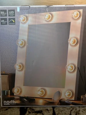 Sminkspegel med LED-belysning - Stor sminkspegel från Northlight. Använd men har inga defekter eller liknande. Allt finns med. Pris kan diskuteras! Upphämtning/mötas upp