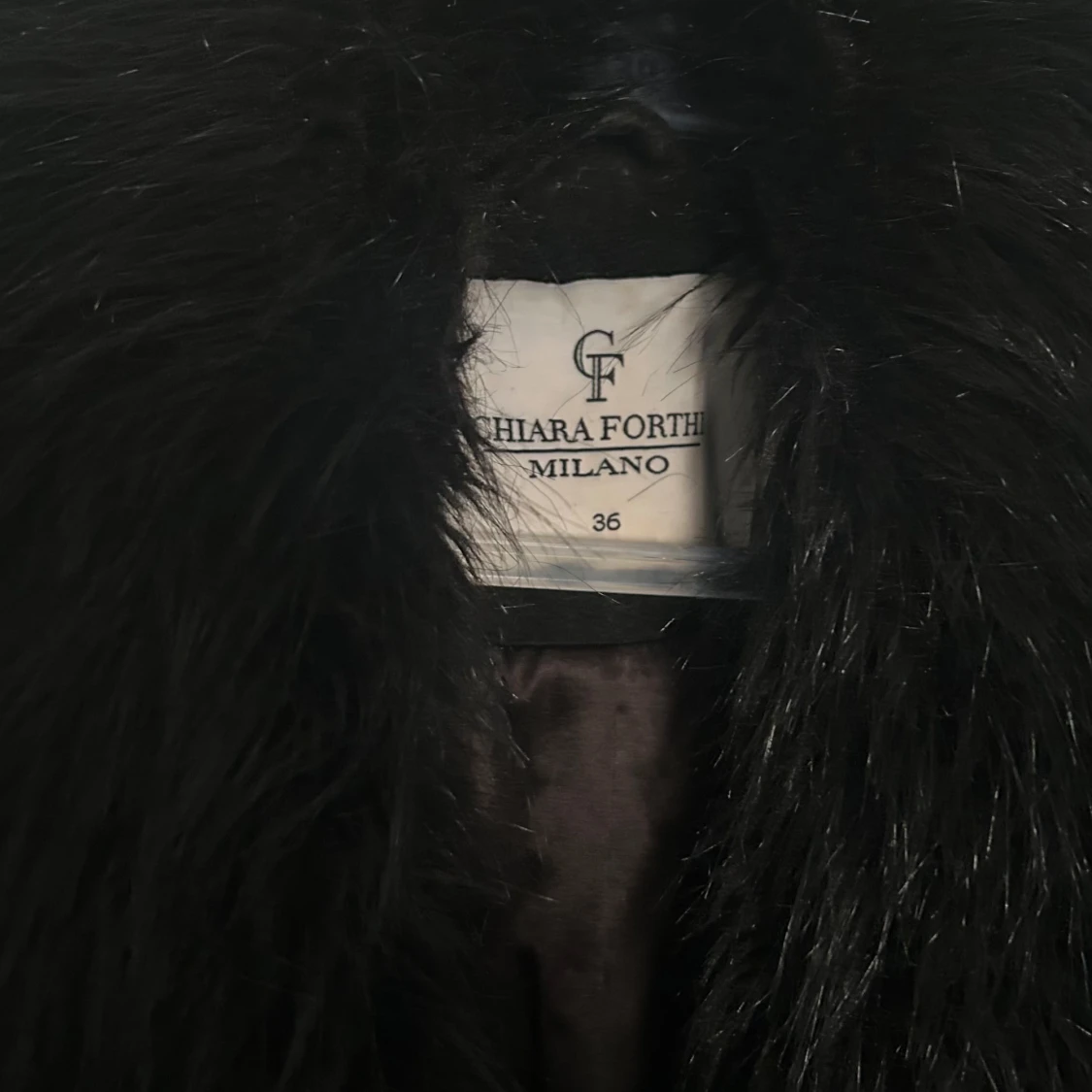 Svart kappa med fuskpäls från Chiara Forthi - 2