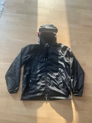 Moncler windbreaker  - Moncler windbreaker i nyskick, strl 3 vilket motsvarar L men sitter mer som M! Alla tags finns kvar och Scan fungerar rakt på Moncler märket men även via qr koden. Perfekt nu inför våren. JACKAN ÄR SJÄLVKLART ÄKTA!  Hör av er vid funderingar 