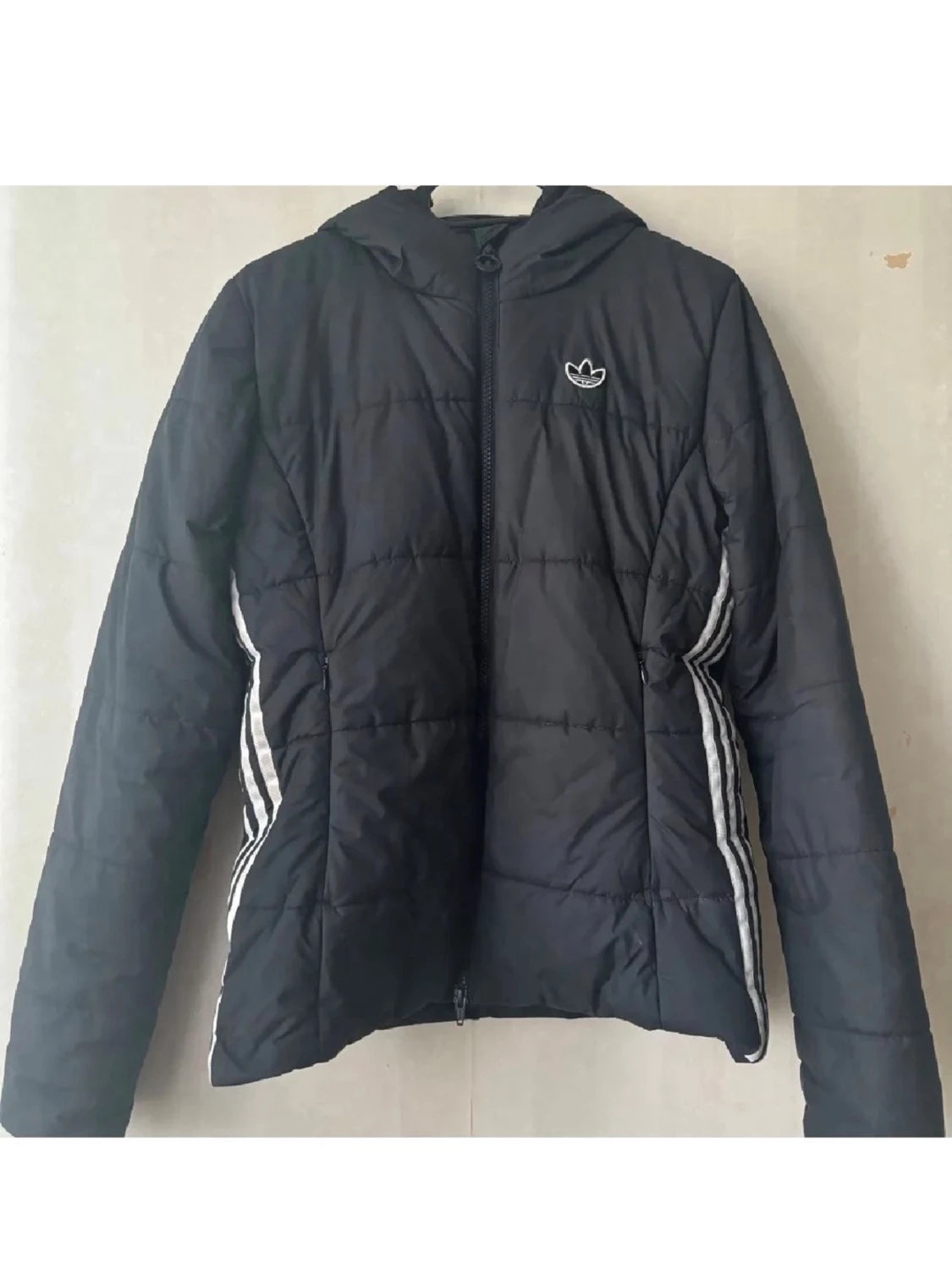 Svart pufferjacka från Adidas