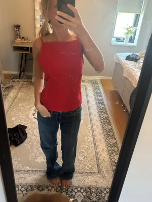 Röd crop top med tunna band bak - Säljer en jätte snygg röd topp ifrån Gina tricot! Använd 1 gång då den är lite stor för mig.❤️Som ny i skick! 