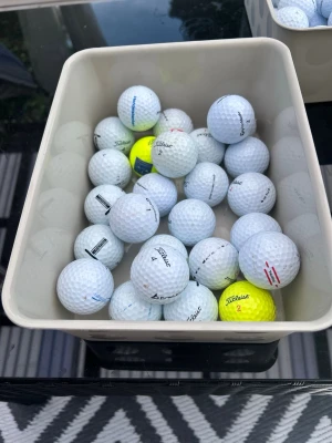 Blandade bollar 45-pack - Nu inför sommaren är det ju helt perfekt med andrahandsmarknaden på golfbollar, då man kan komma undan mycket billigare än att köpa helt nya bollar! Nu säljer jag och min kompis blandade bollar i 45-pack för endast 300! 