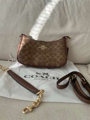 Coach Teri Signature Canvas - Aldrig Använt!🌸 Kommer med både långa och korta remmen såklart!🌸 Fraktar Oftast samma dag eller dagen efter!🌸