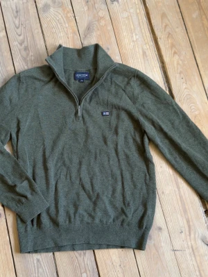 Lexington halv zip mörkgrön 170cm - Säljer nu en mörkgrön halv zip från Lexington. Pga att den är förliten. Den passar folk runt 170cm och är nästan helt ny skick 9/10. Ny pris 1000kr och mitt pris 300kr.                                                    Skriv om du har några frågor! 