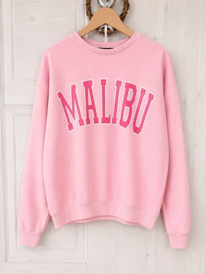 Rosa sweatshirt MALIBU från SHEIN - Oversized och finns en del nopprig på den. Säljer en ljusrosa sweatshirt från SHEIN med stort tryck 'MALIBU' i vitt och rosa på bröstet. Tröjan har rund halsringning, långa ärmar och mjukt material som känns skönt mot huden. Perfekt för en chill och avslappnad stil.