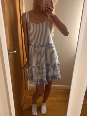 Blåvit randig volangklänning - Söt kort klänning med blå och vita ränder, volangdetaljer. Den är ifrån Rails och är i storlek xs! Pris kan diskuteras 💗