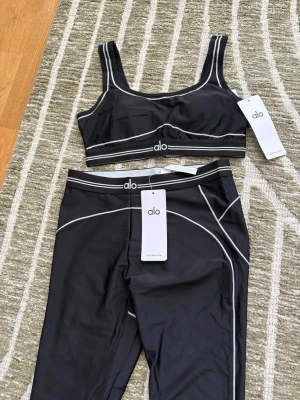 Alo Yoga Set - Storlek M på setet endast testat ✅ Priset är fast går inte att få ner :)