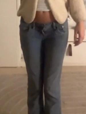 Blå bootcut jeans från LTB - Snygga blå bootcut jeans från LTB midja 26 och längd 30, jättefint skick och knappast använda. 