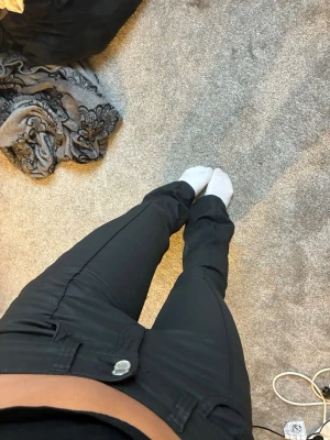 Svarta bootcut jeans med låg midja - Säljer ett par svarta jeans från nelly. De som du köper är helt oanvända och är fortfarande i förpackning!! Säljer då jag råkat köpa två par istället för ett 🥰 Bilder är från de jag behåller så de du får är inte ens testade. De är i storlek 38/Short och passar mig som är 163!! Skriv ifall du har några frågor, originalpris på nellys hemsida är 699kr🫶🏻🫶🏻