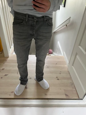 Nudie jeans  - Gråa nudie jeans i modell grim Tim, storlek 31/32, jag är 180, midjemått: 41 cm och ytterbenslängd: 104 cm, skriv vid frågor!!