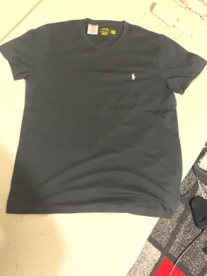 Svart Ralph Lauren t shirt (Äkta) - Väldigt fet Ralph Lauren t shirt som är oanvänd som även är äkta.