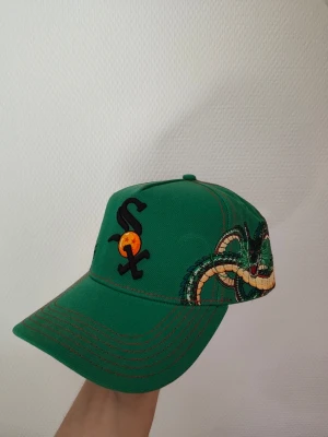 Grön keps med Dragon Ball brodyr - Grön keps med Dragon Ball brodyr-Shenron. Använd ett fåtal gånger.