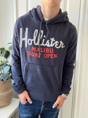 Hollister hoodie  - Hollister hoodie, stor på modellen. Inga defekter men är ganska använd, samt några små liksom luddar där uppe! Modellen i bilderna är 180 cm 75 kg och bär Storlek L , Kom med frågor! 🌟 (Kan gå ned i pris vid köp av paket 😉) 