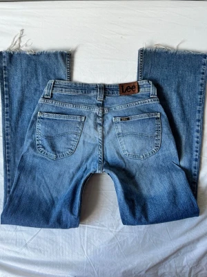 Lågmidjade bootcut jeans  - Midjemått: 74cm Innerben: 75cm