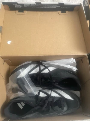 Adidas sprintstar spikskor - Par spikskor för nybörjare. Haft på mig dem då jag började friidrott men inte mycket. Har ersatt en av spikarna efter jag tappade den originala men spikersättaren (spiknyckeln) ingår. 