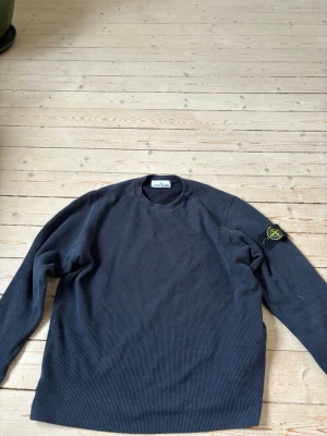 100% äkta stickad stone island tröja  - 100% äkta stone island tröja säljer då jag inte använder den längre.