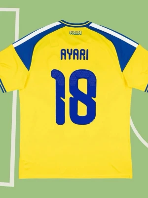 Ayari #18 – Sverige Hemma (storlek M) - Ayari #18-tryck. Sverige Hemma (gul). Storlek M. Helt ny och aldrig använd. Skickas snabbt 🚚💨  Mått (M): Halvt bröstmått 53 cm • Längd 74 cm • Ärmbredd 23 cm • Axelbredd 44 cm • Ärmlängd 40 cm • Manschett 19 cm.  🔥 Fan Edition – normal passform. 🇸🇪 Sverige landslag.  📩 Skicka gärna ett meddelande vid frågor eller prisförslag! 🛍 Bundle-rabatt upp till 20%! 📦 Skickas samma eller nästa dag.