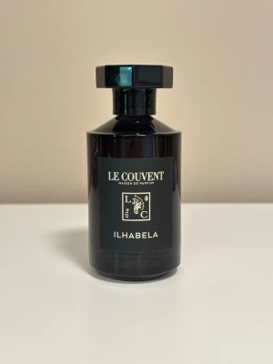 Le Couvent - Ilhabela 100ml - Le Couvent Ilhabela 100ml! Mörk, kryddig och sexig doft, väldigt unik! Flaskan är ursnygg!😍 Passar både tjej o kille tycker jag. Vill du sticka ut med din doft, prova denna! Har inte använt så mycket men lite, 90/95% kvar i flaskan. Stått mörkt o svalt! 