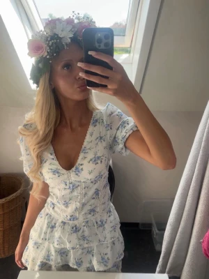 Vit klänning med blå blommor🤍💙 - Använd bara en gång ska tillägga att jag sytt en underkjol för att ge mer längd då den va väldigt kort när jag köpte den (du kan se på andra bilden) men annars lika fin som när jag köpte!