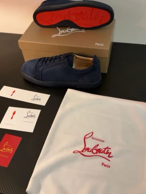  mörkblåa loubs - helt nya och oandvända loubs storlek 44. Stilrena loubs och allt på bilden medföljer. Inte rikti