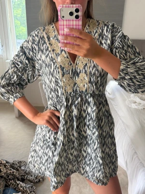 Klänning - Säljer denna klänningen från Zara med jättefina detaljer 🥰🥰
