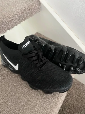 Nike Vapormax svarta sneakers - Helt oanvända Svarta Nike Vapormax sneakers med vit swoosh. 2019 modell.