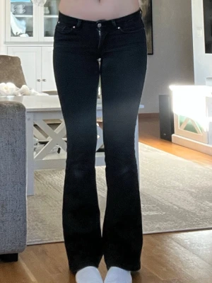 Svarta bootcut jeans - Säljer dessa svarta bootcut jeansen med låg midja från Vero Moda i modellen vmsigi och storlek xs/34. De är stretchiga och sitter väldigt bra på mig som är 171 cm lång💓Midjemått är 34cm och innerbenslängden 85cm
