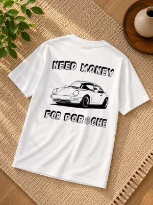 Vit T-Shirt med Trendigt ”Porsche” tryck, 100 % bomull  - Storlek: M, Material: 100 % Bomull, utmärkt skick!