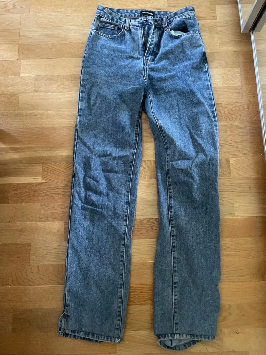 Blå raka jeans PrettyLittleThing