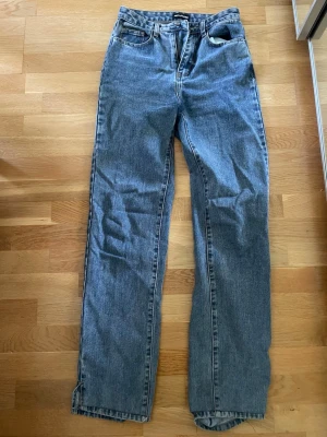 Blå raka jeans PrettyLittleThing - Snygga blå jeans från PrettyLittleThing med rak passform och hög midja. 
