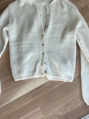 Gina tricot kofta  - Säljer denna vita kofta i storlek xs från Gina tricot då den är för stor för mig, den är aldrig använd utan bara prövad. Kan sänka priset!💕
