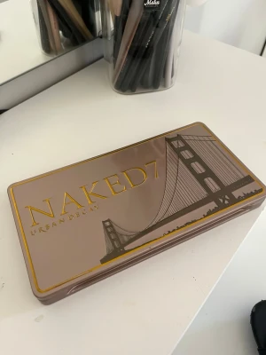 Urban Decay - Urban Decay ögonskuggspalette. Använd några gånger. I bra skick men borsten är tyvärr borta och skyddsplasten är inte kvar på glaset. 