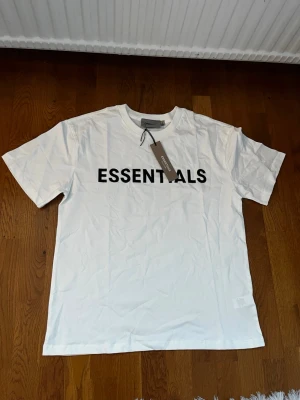 Essentials T-Shirt Vit, S - Säljer denna t-shirt i storlek S, men skulle säga att den är stor i storleken och passar perfekt även för en M! 