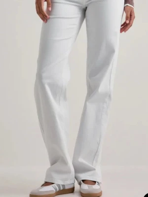 Vita raka jeans med hög midja - Säljer ett par helt nya aldrig använda vita jeans med rak passform och mid waist. Storlek Xs/32. Lappar finns kvar! Märke Only men köpta på Nelly! Nypris 599kr