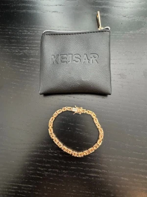 Kejsarlänk Armband 4mm - 18K Guldpläterad - 17cm / Med Diamanter - Säljer mitt armband från Kejsar då jag köpt nytt. Armbandet är i god skick. 