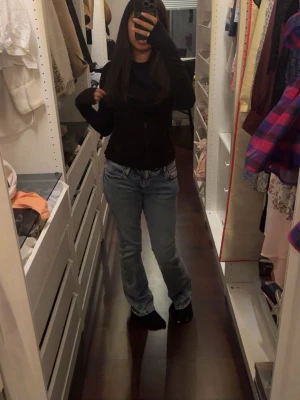 Ljusblå raka jeans - Säljer ett par ljusblå jeans med rak passform och klassisk femficksdesign. Jeansen har normal midja och är tillverkade i denim med lätt tvättad look. Perfekta för en avslappnad och trendig stil.