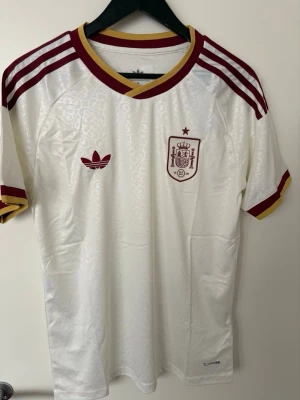 Trendig Spanien Fotbollströja VM 2026 - Spaniens borta Fotbollströja för VM 2026. Kommer med original förpackning. Skriv om ni har några frågor! 