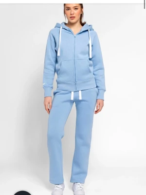 Russemerch blå - Säljer mitt blåa Russemerch set pga gillar ej färgen. Använd ca 4-5 gånger. Storlek s i byxor och xs i tröjan. Passar mig som har både xs-s i kläder. Skriv om det önskas ha fler bilder på den/med den på. Inga defekter eller tecken på användning därav priset 🥰