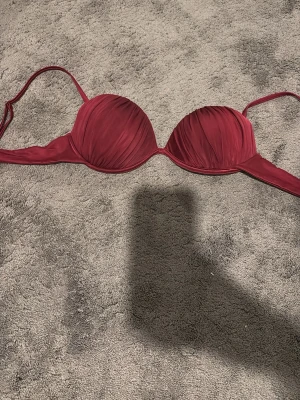 Calzedonia bikini - Snygg vinröd bikini från Calzedonia som ej kommit till användning 😊