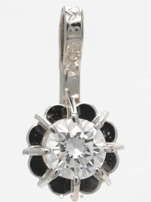 Hänge med diamant - Snygg hänge vitguld 18 k  med en stor, rund klar diamant i mitten. Stenen är infattad i en blomformad ram med detaljer som ger en cool kontrast. Perfekt för dig som gillar klassiska men ändå unika smycken.