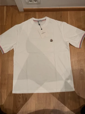 Moncler t shirt  - Storlek XL passade inte mig