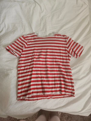 Rödvit randig t-shirt - Jag säljer en röd randig t-shirt från H&M i storlek XS. Den är använd ett fåtal gånger men är i mycket bra skick. 