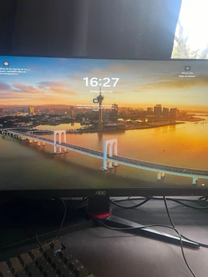 AOC dator skärm  - Säljer en AOC gaming skärm på 24 tum med tunn ram och justerbart stativ. Skärmen har svart och röd design med mattsvart baksida och tydliga gamingdetaljer. Perfekt för gaming eller arbete med snygg och modern look. Jag tror att de va 24 jag kommer faktiskt inte ihåg 
